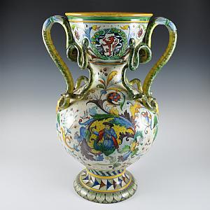 Grande vaso con anse serpentiformi e decori araldici
